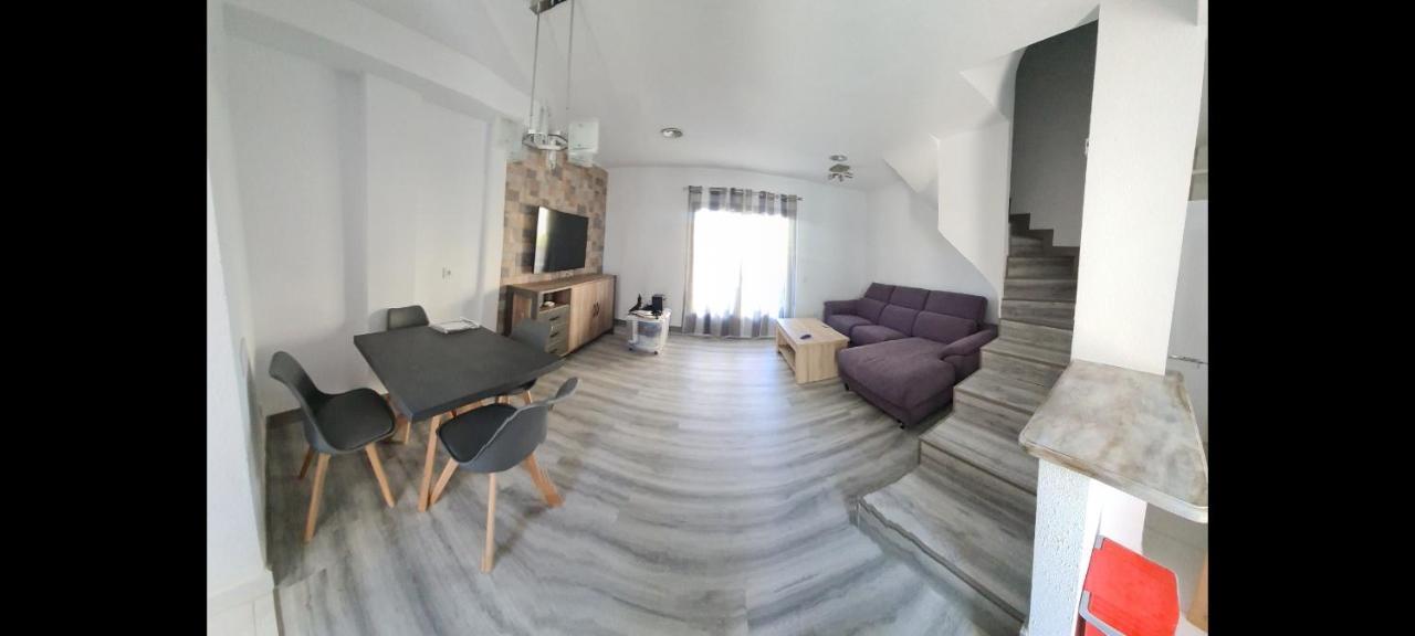 אל קאמפיו Atico Triplex Isla Verde מראה חיצוני תמונה